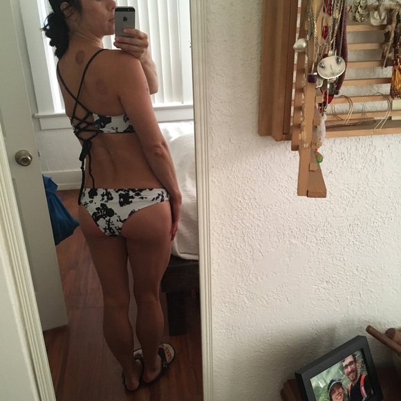 Reversible black and white bikini - Picture 7 of 8